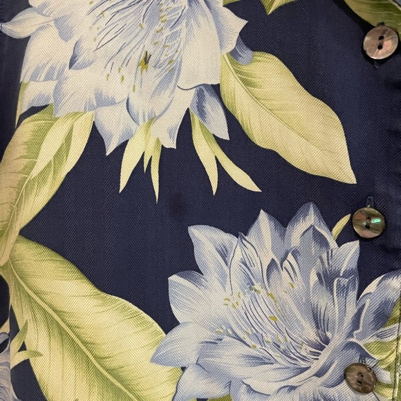 Women Tommy Bahama 100% Silk Tropical Button up Blouse. Size L 12/14 - Picture 2 of 4